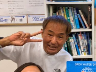 てる